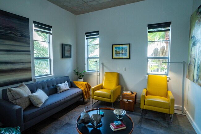 Building Photo - 335 SE 6th Ave