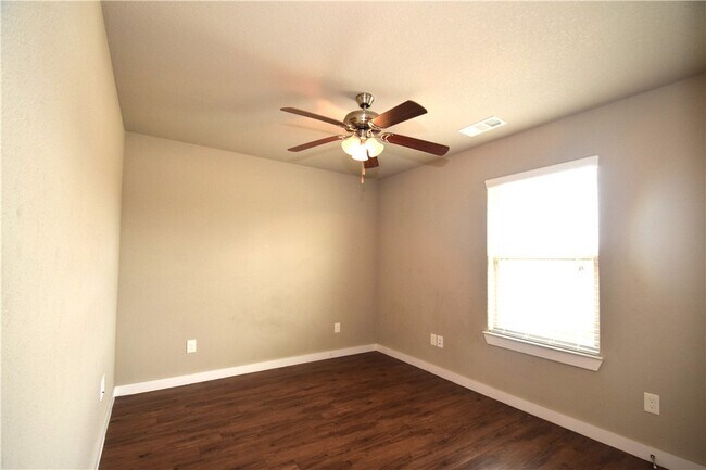 Building Photo - 710 SW Willowpoint Rd