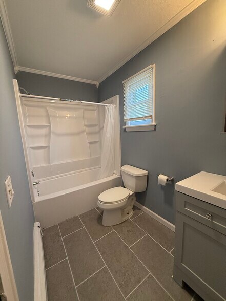 Building Photo - 8 Miles Ave