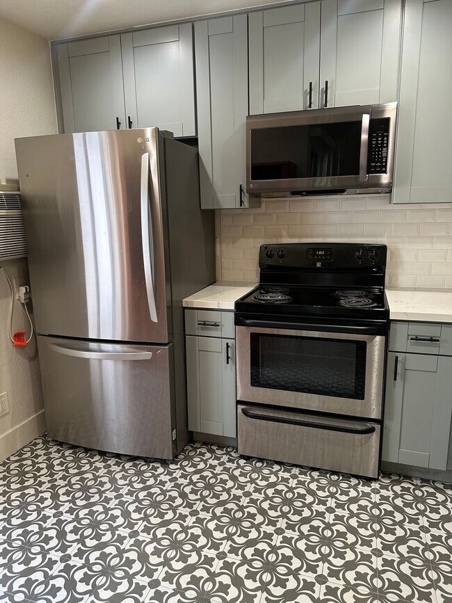 Building Photo - 1 Bedroom Condo - La Mesa