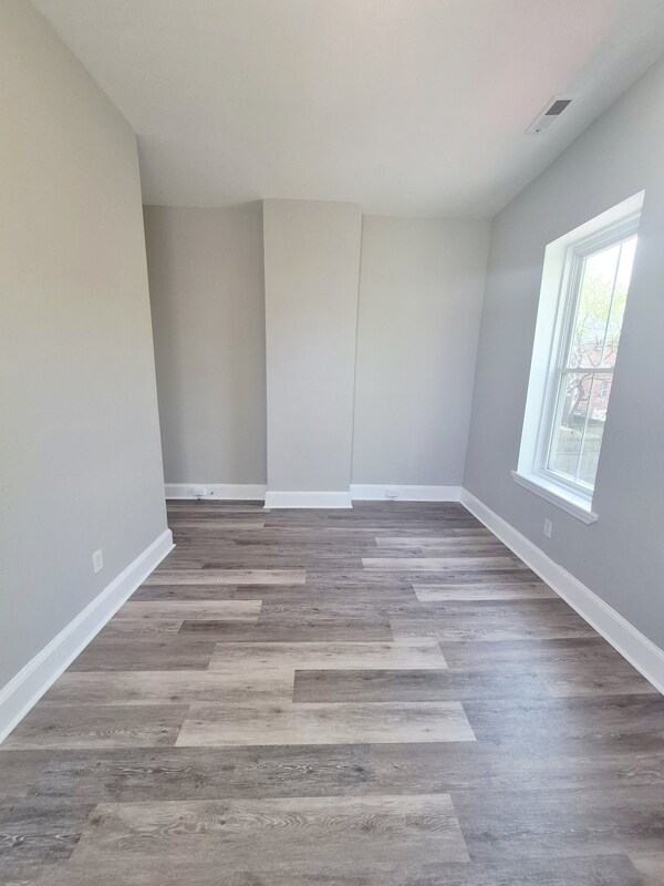 Building Photo - 709 1/2 West Clay Street - B