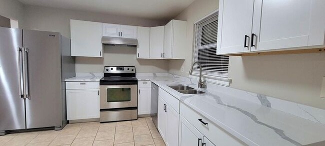 Building Photo - Beautifully Renovated 2BD/1BA Duplex in Hickory!