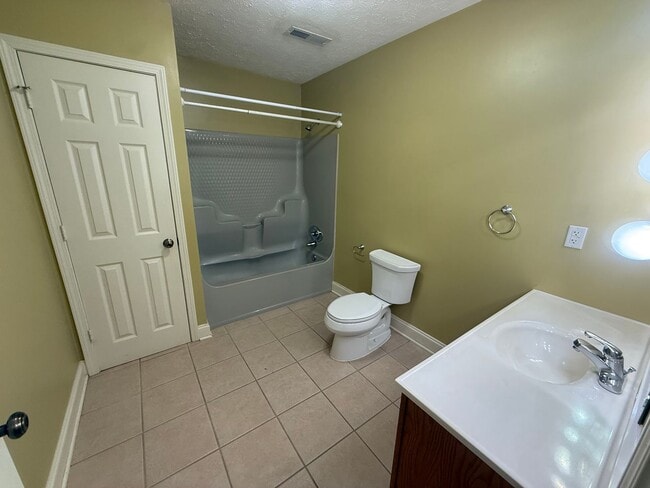 Building Photo - Spacious House in Draffenville
