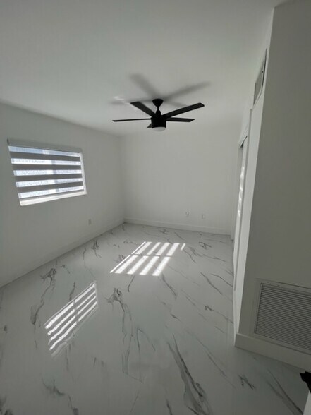 Building Photo - 4250 SW 67th Ave