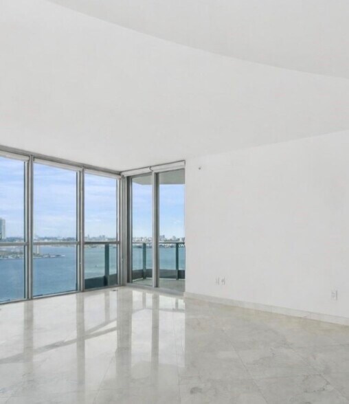 Building Photo - 1300 Brickell Bay Dr
