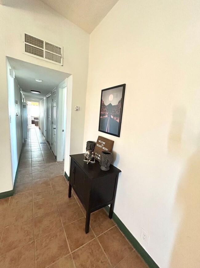 Building Photo - 4 Bedroom 2 Bathroom Home in Quiet Neighborhood