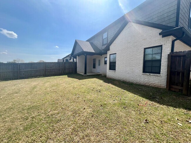 Building Photo - 3B/2.5B Spacious Townhome with Fenced Back...