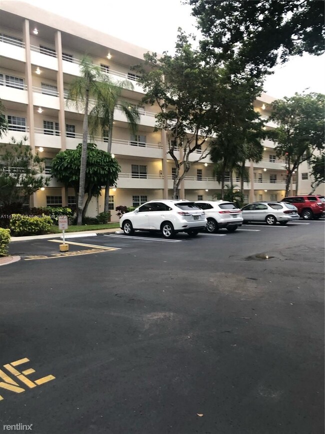 Building Photo - 3 br, 2.5 bath Condo - 3970 Oaks Clubhouse...