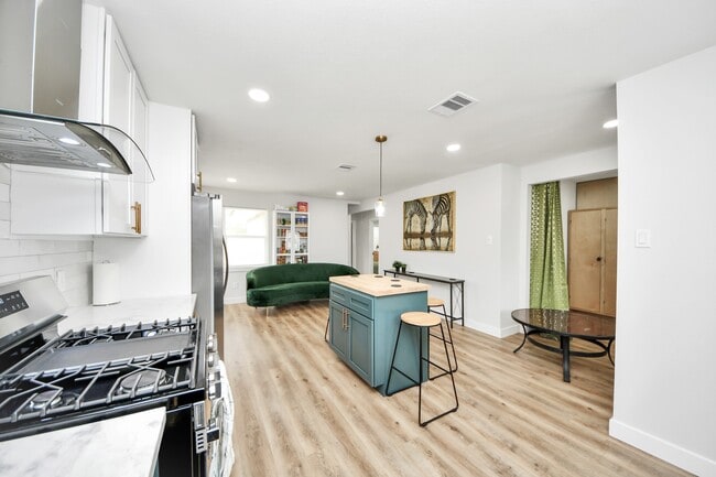 Building Photo - 5115 Clay St