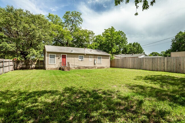 Building Photo - 2 Bedroom, 1 Bath House in Casa View!