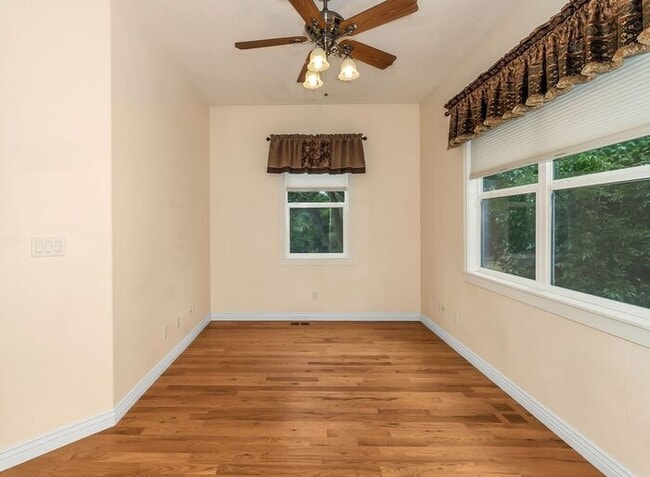 Building Photo - Beautiful and Spacious 4Bd 3.5Bath Home in...
