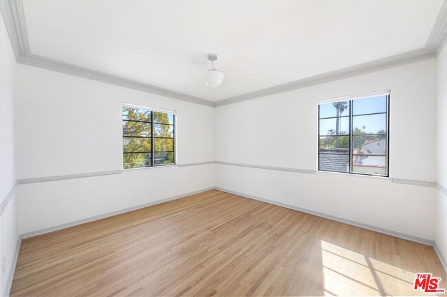 Building Photo - 1033 S Tremaine Ave