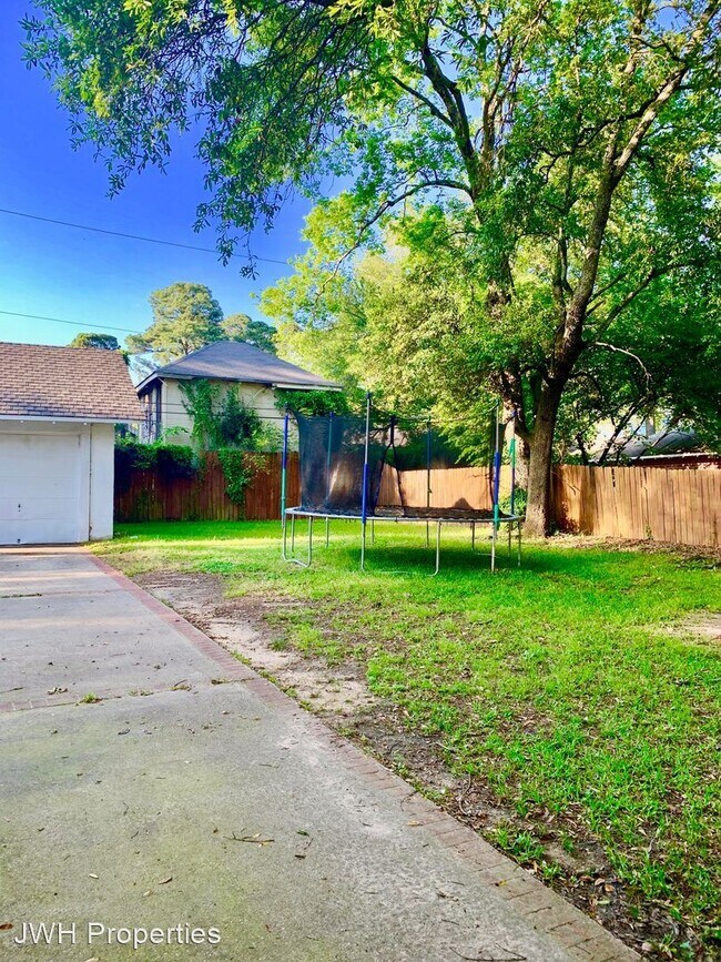 Building Photo - 4 br, 2.5 bath House - 1040 Blanchard Place