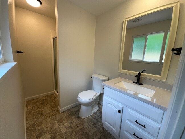Building Photo - Three Bedroom Home in North Salem with New...