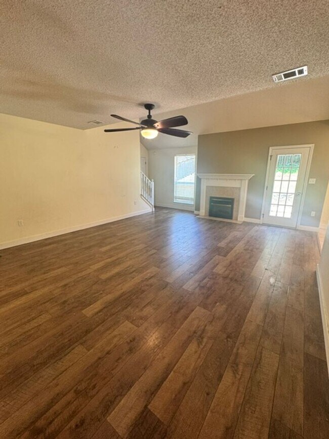 Building Photo - Spacious 4 Bedroom in South Crestview!