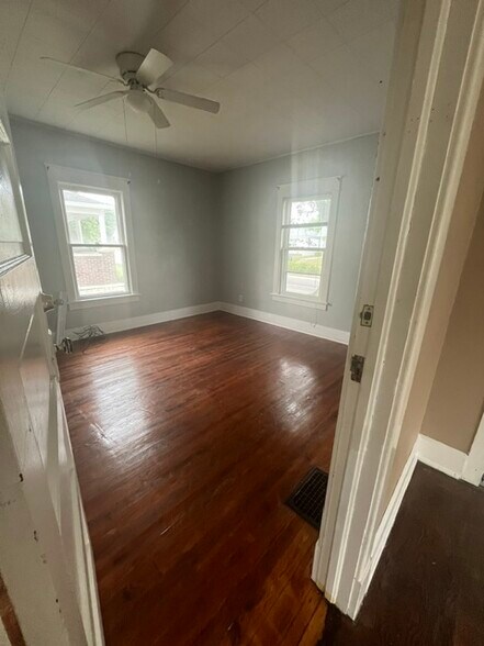 Building Photo - 1009 W Neely Ave