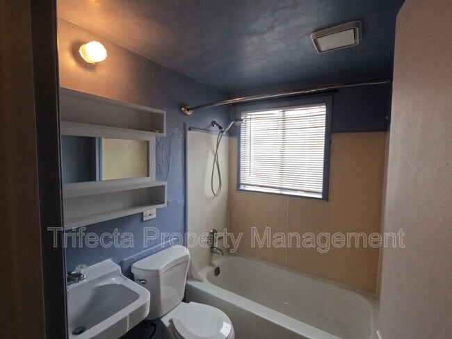Building Photo - 417 N Hollywood St