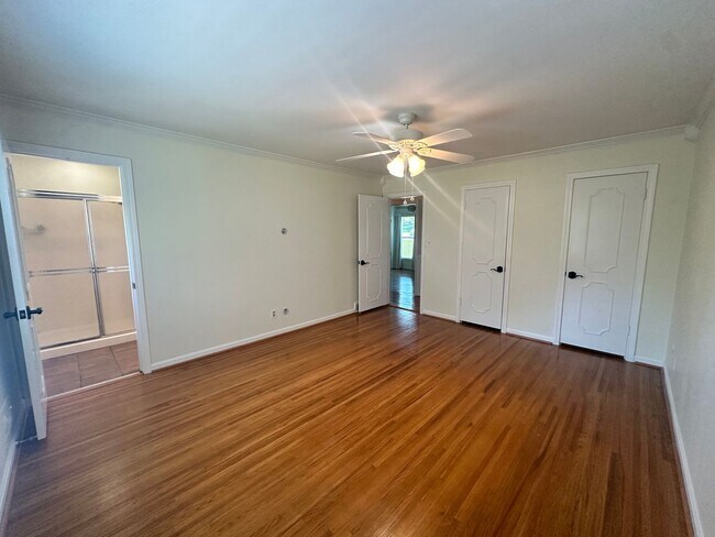 Building Photo - Charming Walk-Out Ranch in Sought-After Ba...