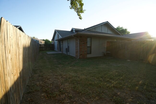 Building Photo - 2255b Donna Dr