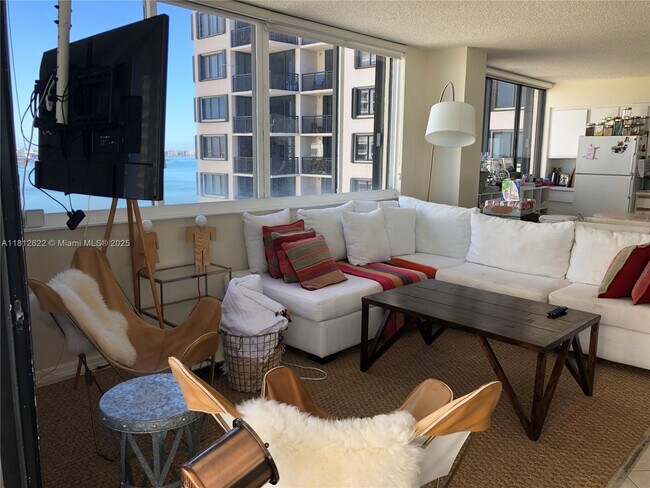 Building Photo - 540 Brickell Key Dr
