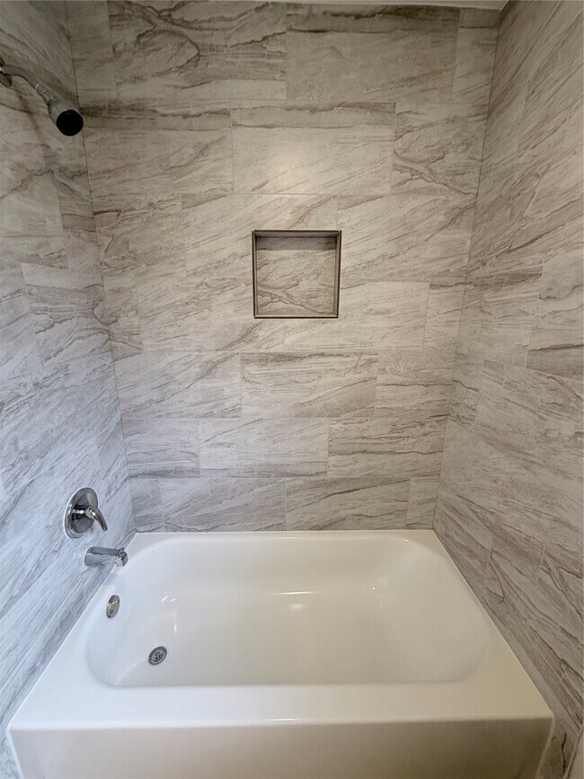 Building Photo - 2102 Lake Creek Dr