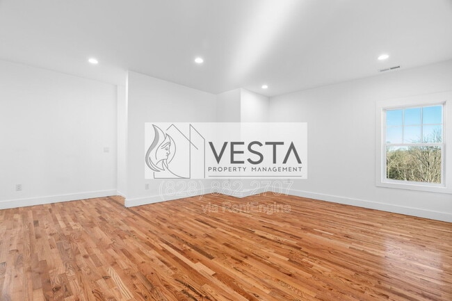 Building Photo - 510 Deaverview Rd