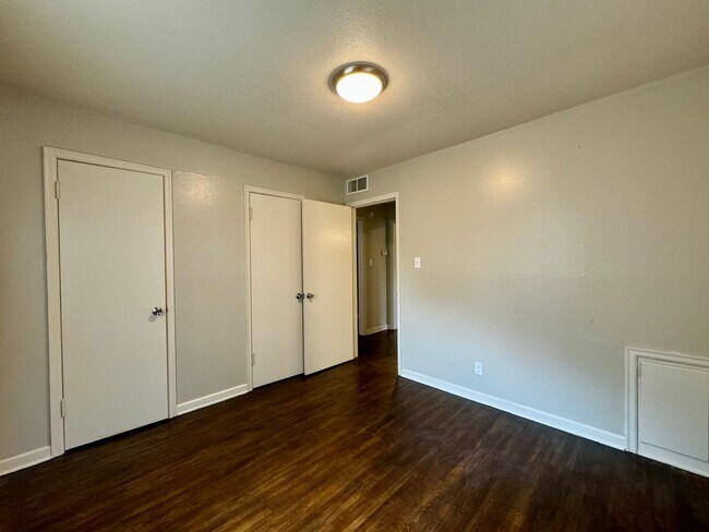 Building Photo - 2 Bedroom 1 Bathroom House