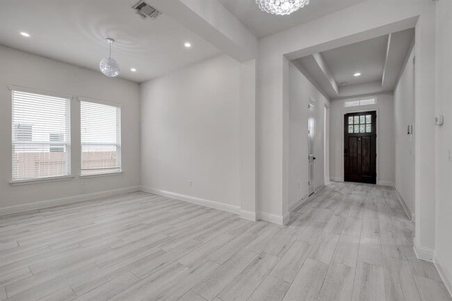 Building Photo - 14921 Iveans Way