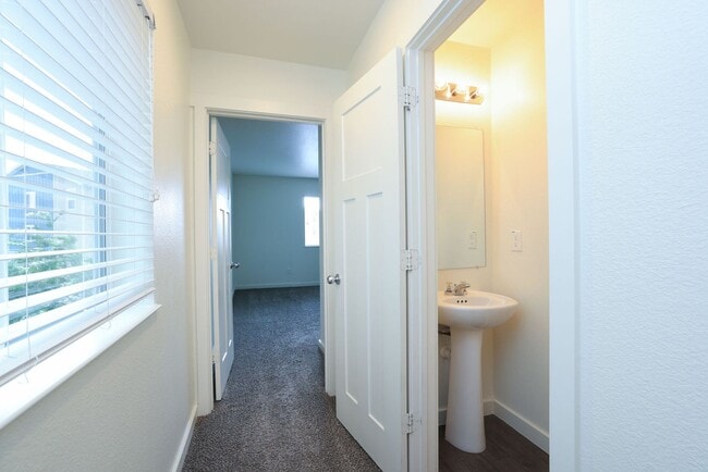 Building Photo - For Lease | 3 Bed, 2.5 Bath | 1,681 Sq Ft ...