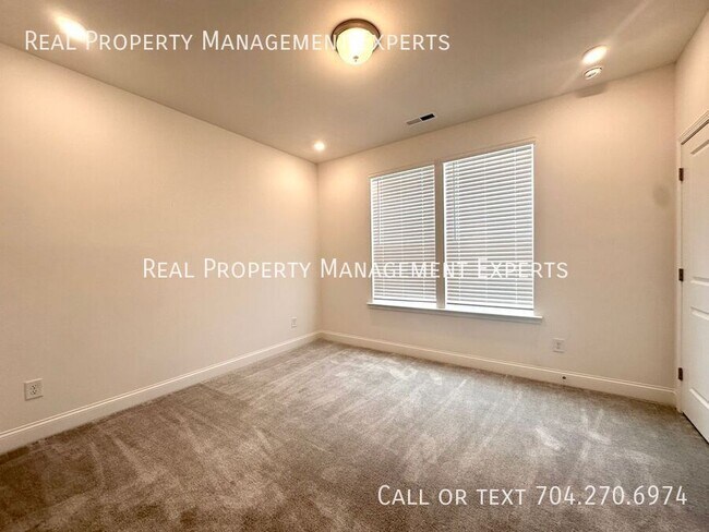 Building Photo - 5008 Layman Dr