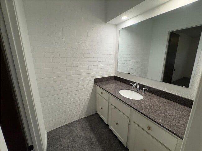 Building Photo - 3325 Brookhollow Ct