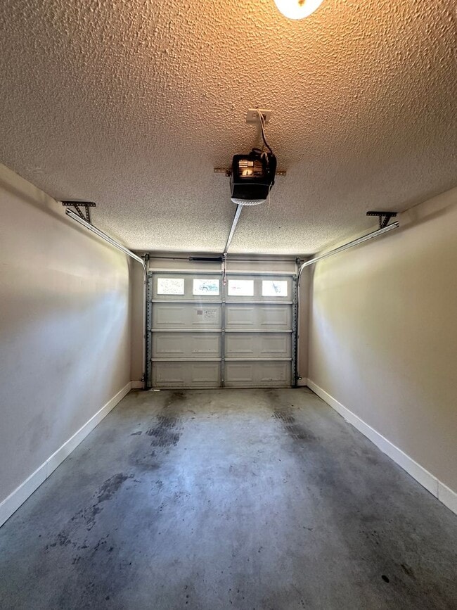 Building Photo - Briarwood West!!!  1/2 OFF FIRST MONTH REN...