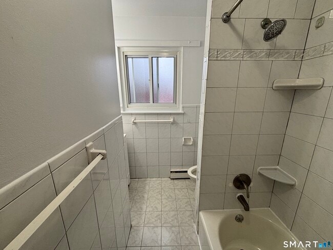 Building Photo - 17 Ferris Ave