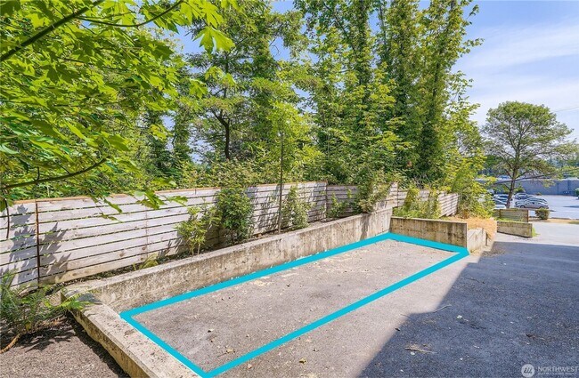 Building Photo - Spacious end-unit 3 bed townhome near Seat...