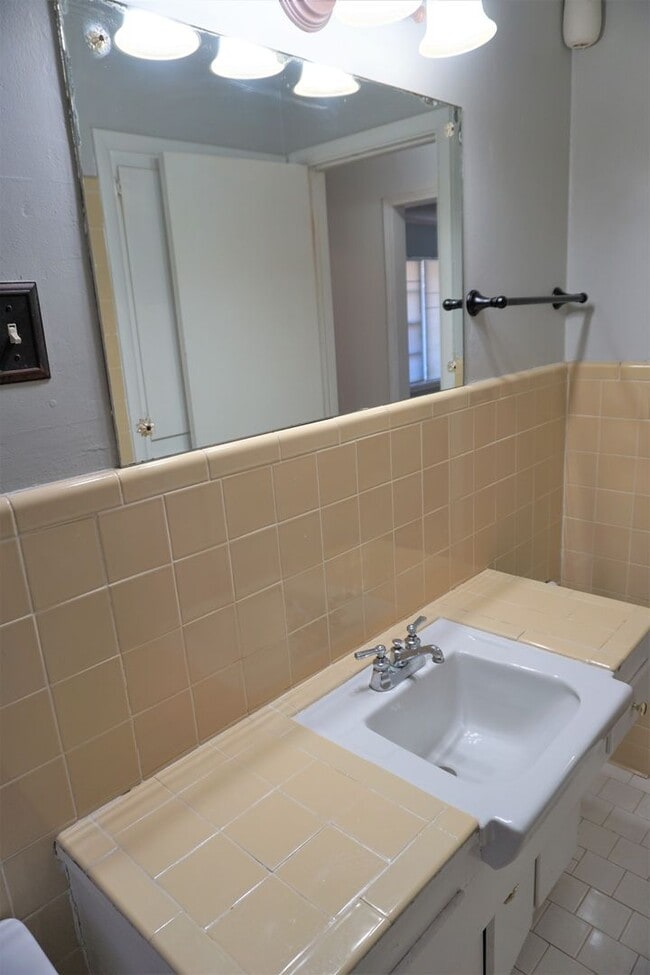 Building Photo - 3 Bed 1 Bath 1 Car in Steve Pennington Addition of NW OKC