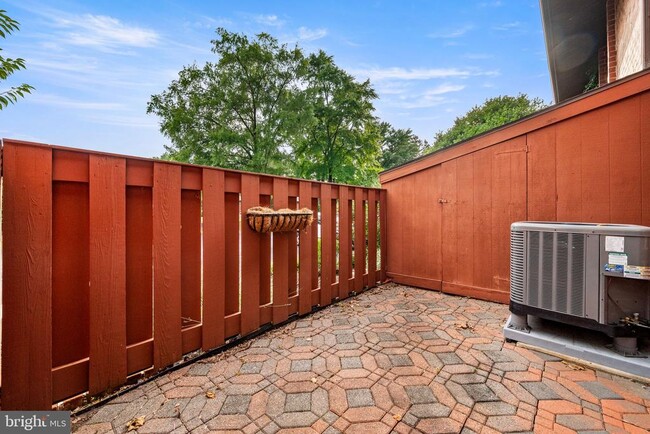 Building Photo - 404 Worthington Dr