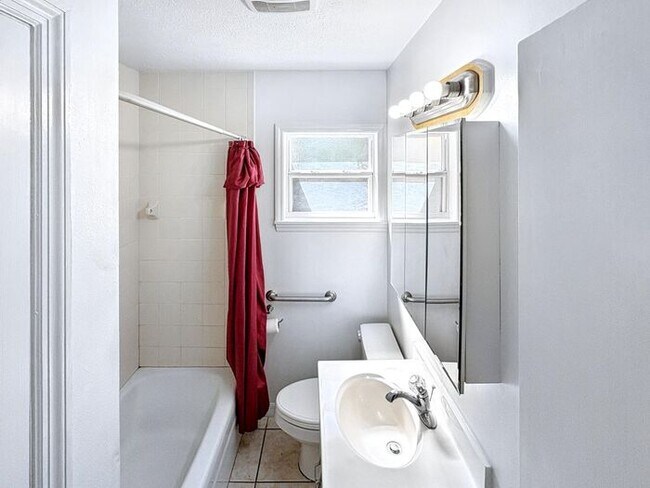Building Photo - 3-Bedroom Home in a Convenient Location / ...