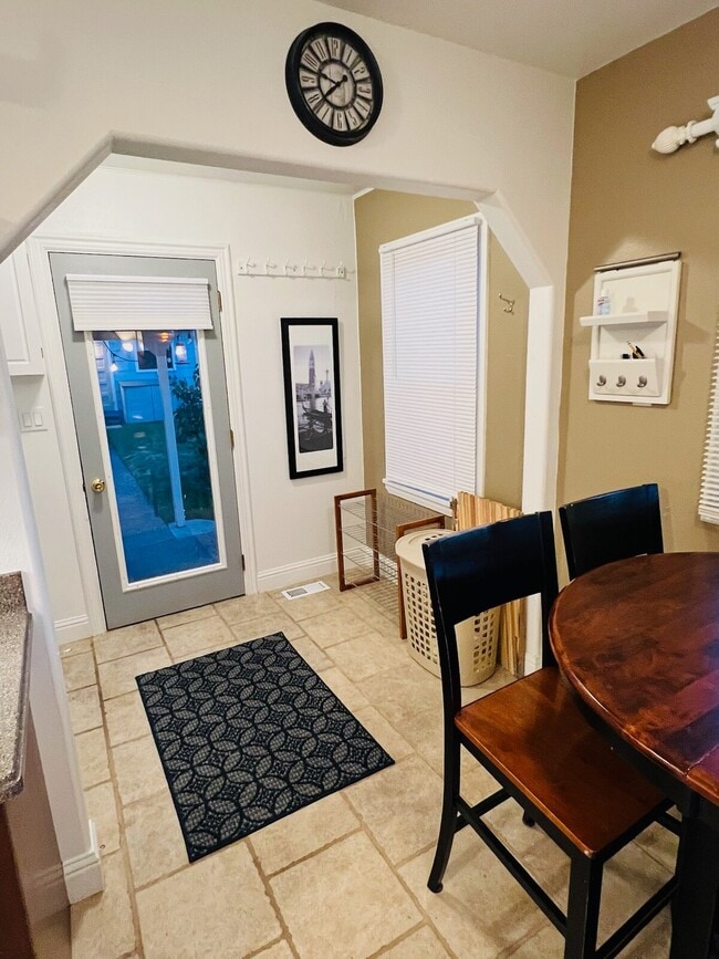 Building Photo - 2 Bed, 1 Bath Newly Renovated Rental