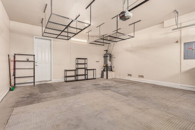 Building Photo - Anthem Highlands home with energy saving u...