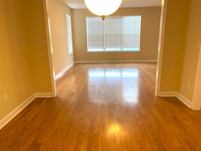 Building Photo - 2111 Fernleigh Dr