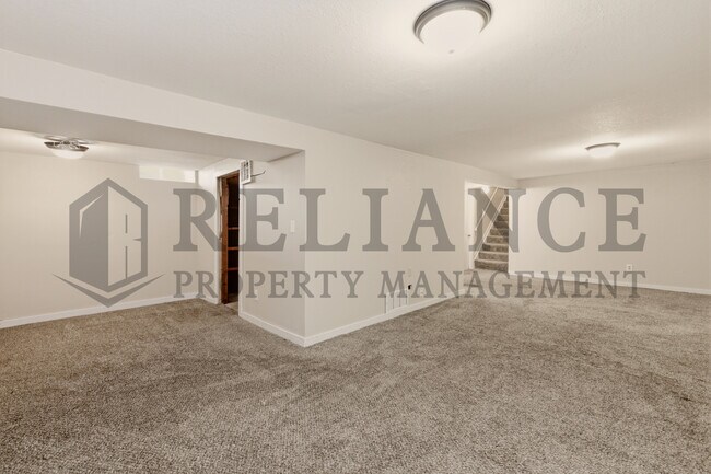 Building Photo - 2017 S Grn Acrs St