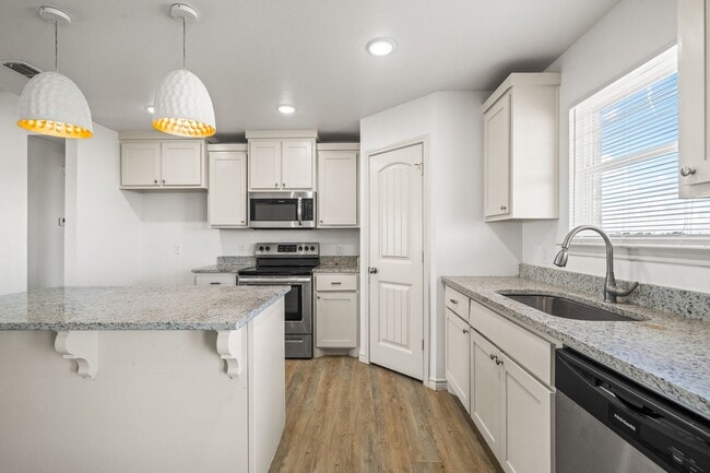 Building Photo - 3 Bedroom 2 Bathroom Home on 1 Acre Lots!