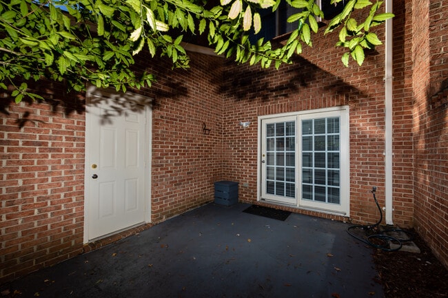 Building Photo - 510 N Poplar St