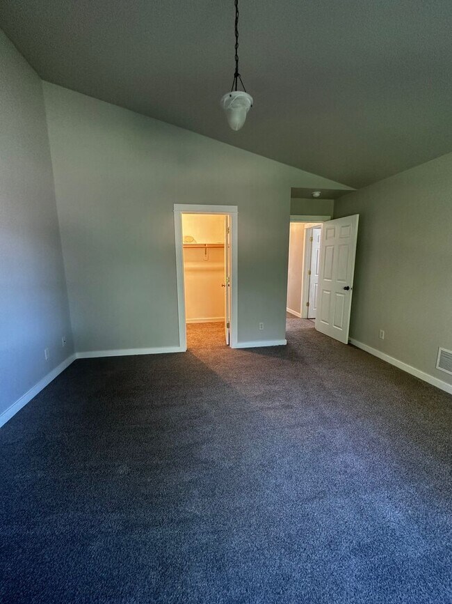Building Photo - Beautiful 3 Bedroom Home- Centrally Locate...