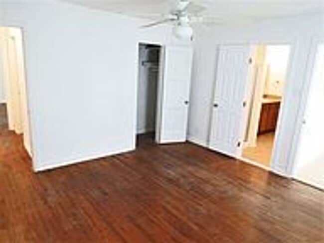 Building Photo - AUG 2026 MOVE IN! UPDATED 2/2 HOUSE IN BRYAN