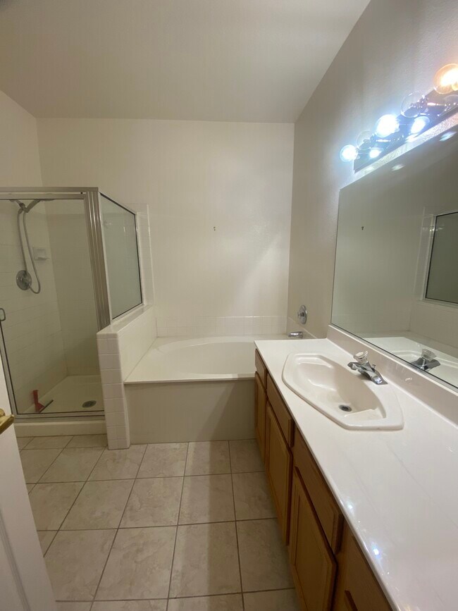 Building Photo - 2975 Bluegrass Ln