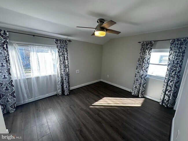 Building Photo - 5411 8th Pl S