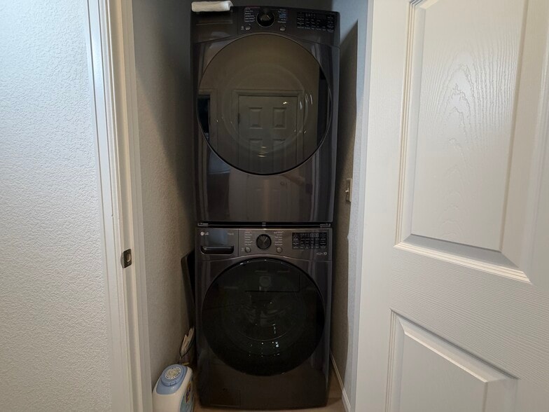 In-Unit Washer/Dryer - 2434 Vanhoutte Vw