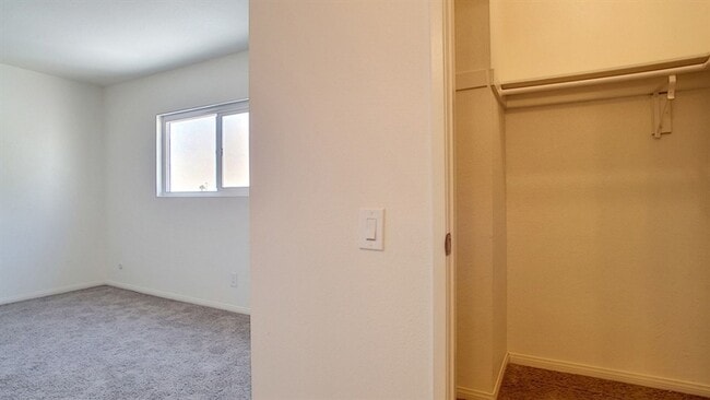 Building Photo - 3BR 1.5BA Townhome with 2 Car Garage, Larg...