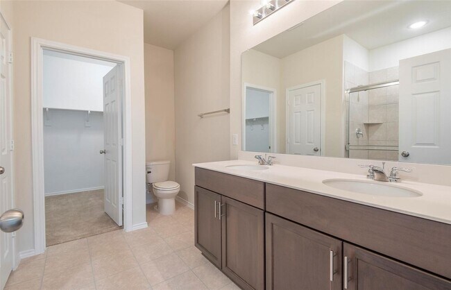 Building Photo - Move-In Ready 4-Bedroom Home with Ideal Lo...